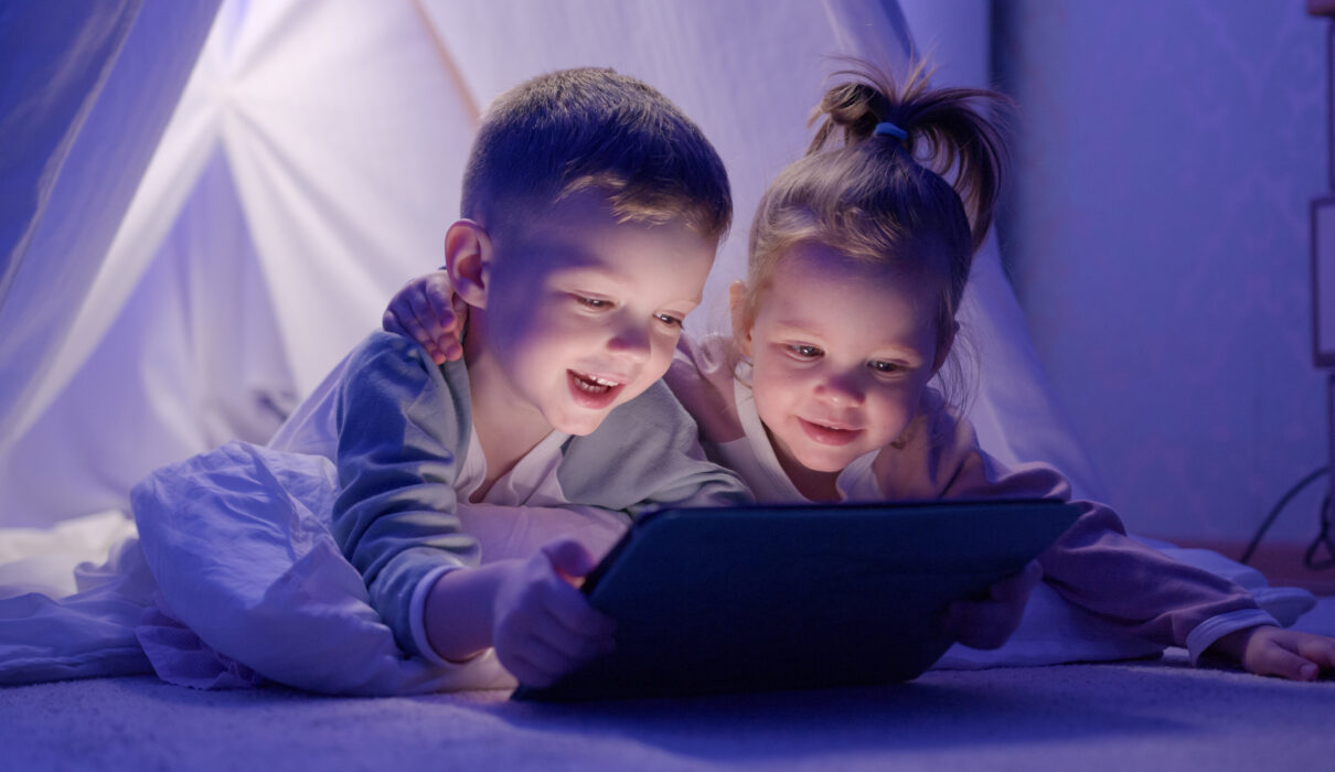 Geschwister spielen auf einem Tablet mit Amazon Kids+