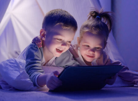 Geschwister spielen auf einem Tablet mit Amazon Kids+